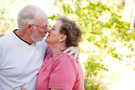 爱的老年夫妇亲吻和享受室外在一起图片