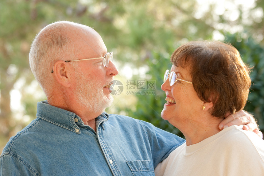 快乐笑的老夫妇户外肖像图片