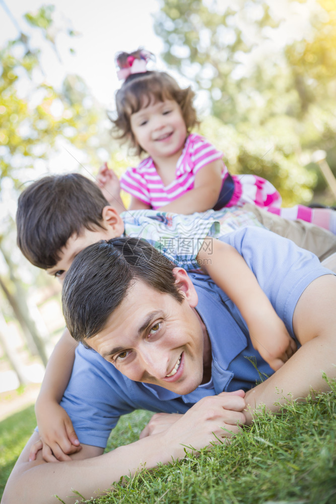 小儿子和女爸在户外玩得开心图片