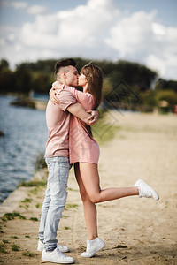 年轻夫妇在户外亲吻和拥抱图片