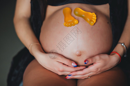 孕妇与玩具脚坐在一起图片