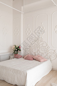 美丽明亮的卧室内有大床的卧室粉色枕头的床图片