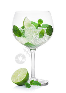 莫吉托夏季酒精鸡尾杯配有冰立方糖薄荷和白底的石灰原图片