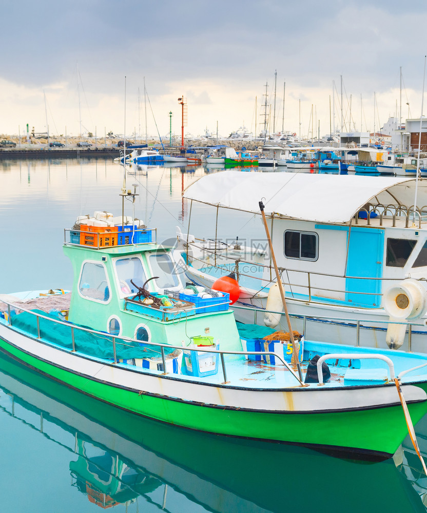 悬挂在Limasol码头的多彩渔船停泊码头有餐馆塞普勒斯图片