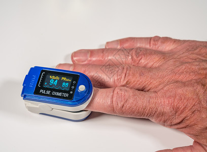 液氧罐在肺部感染的情况下手指上的脉冲血氧测量值是试血液氧水平的好方法老年人在手指上用脉冲血氧测量值来试血液氧水平背景
