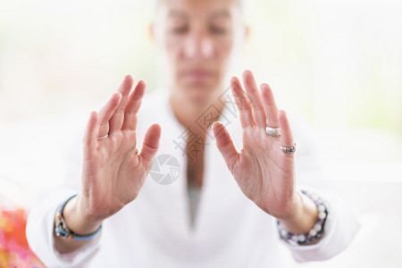 怀念的女士用双手表现尊重的姿态精神觉醒尊重背景图片