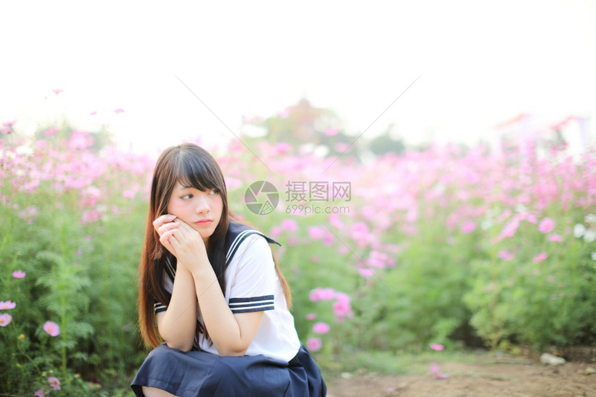 穿着粉红宇宙花的日本女学生制服的日本女学生肖像图片