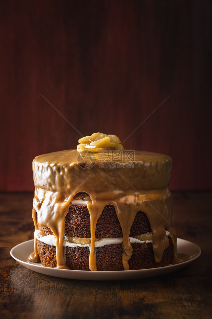 美味的层蛋糕苹果酸奶和一个滴水的焦糖加冰喜庆的生日蛋糕自制的轻松焦糖甜点图片
