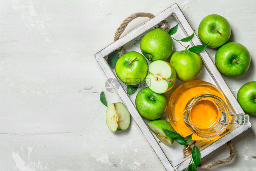 苹果汁在一个玻璃罐里面有新鲜的苹果生锈的背景苹果汁在一个玻璃罐里面有新鲜的苹果图片