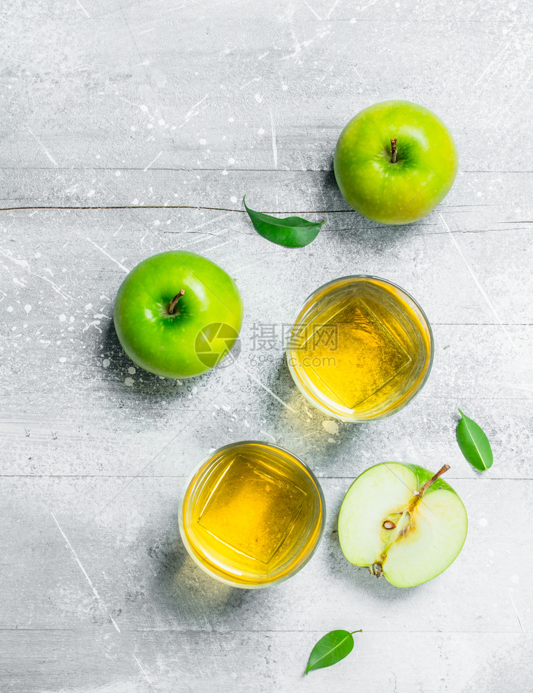 苹果汁在一个玻璃杯里子装着新鲜苹果生锈背景苹果汁在一个玻璃杯里子装着新鲜苹果图片
