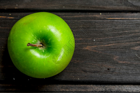绿色新鲜苹果木制背景图片