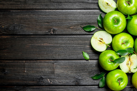 多汁的绿苹果有叶子木质背景多汁的绿苹果背景图片