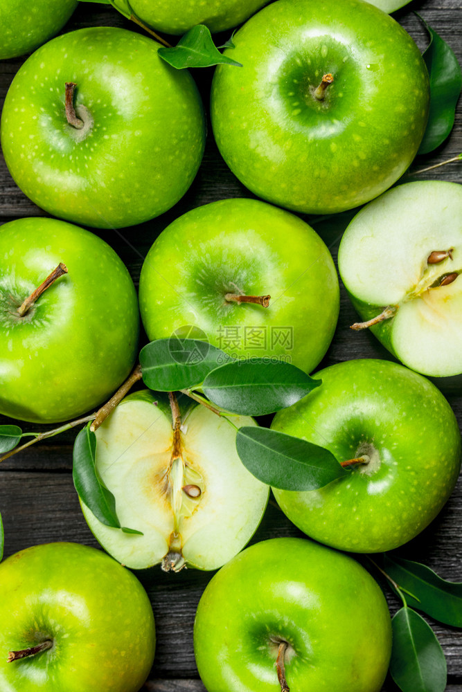 多汁的绿苹果有叶子木质背景多汁的绿苹果图片