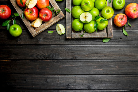 木箱中的红苹果和绿木箱中的红苹果和绿图片