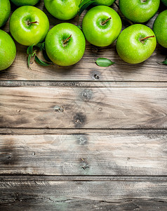 绿色新鲜苹果有叶子灰色木质背景绿色新鲜苹果有叶子图片