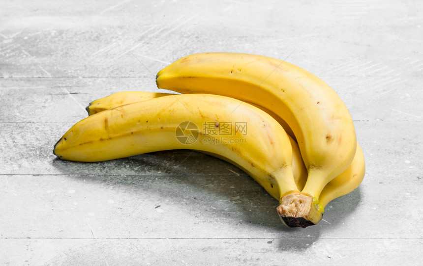 新鲜香蕉的气味白色生锈背景的图片
