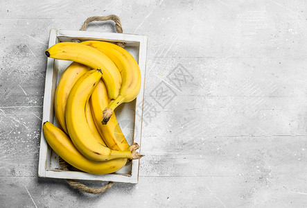 斯帕斯新鲜香蕉在木箱里白色生锈背景背景