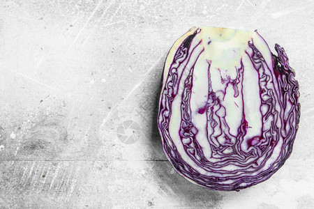 新鲜紫色卷心菜生锈背景图片