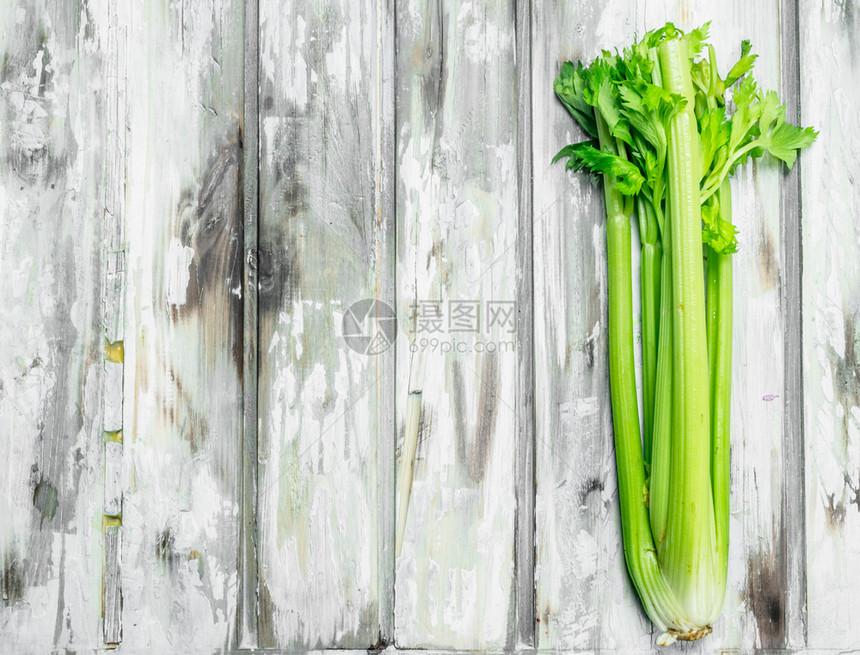 新鲜绿菜木制背景图片