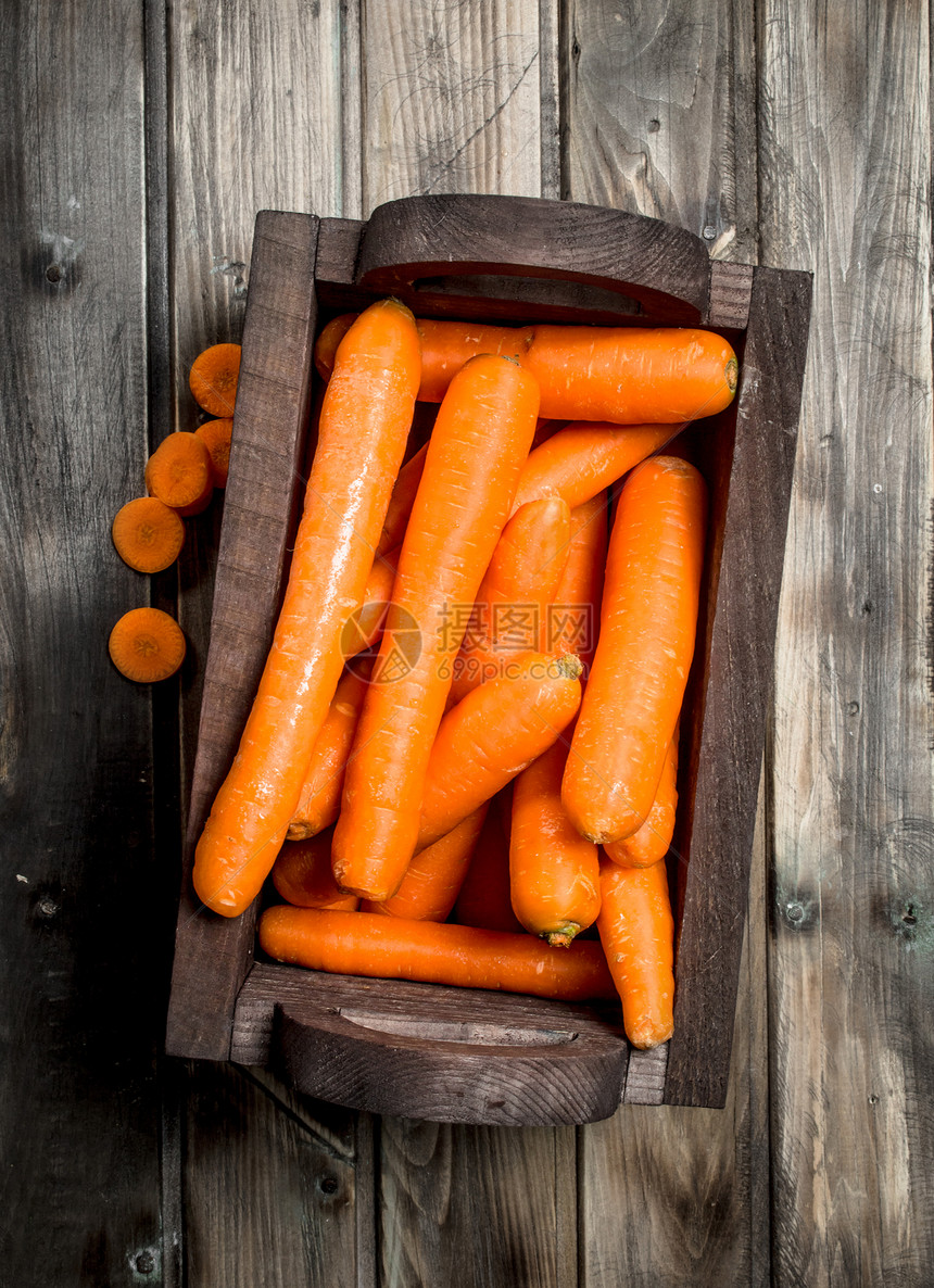 木盒子里的胡萝卜木背景的胡萝卜图片
