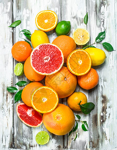 多汁的柑橘有叶子木质背景有叶子图片