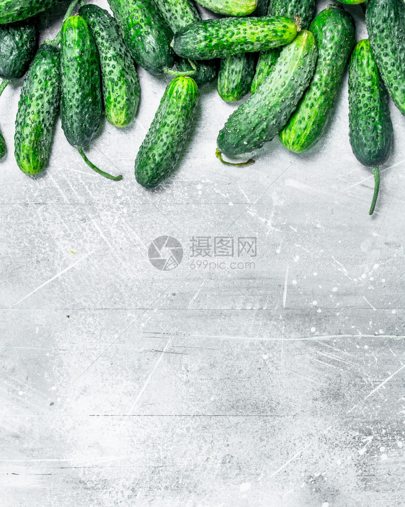 新鲜成熟的黄瓜白色生锈背景图片