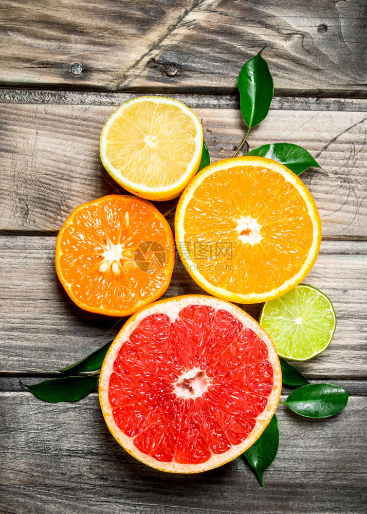 成熟的柑橘木制背景图片