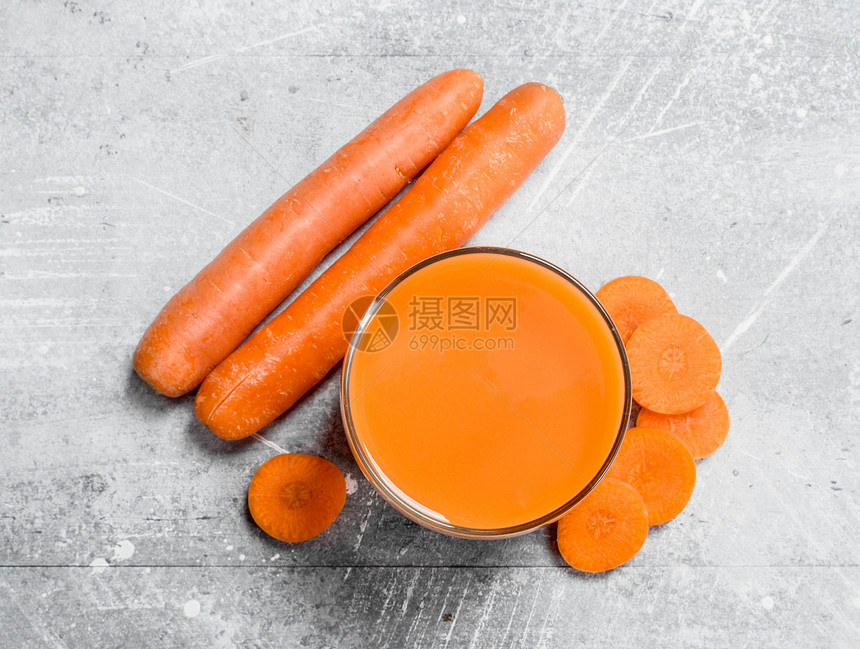 杯子里有用的胡萝卜汁生锈背景图片