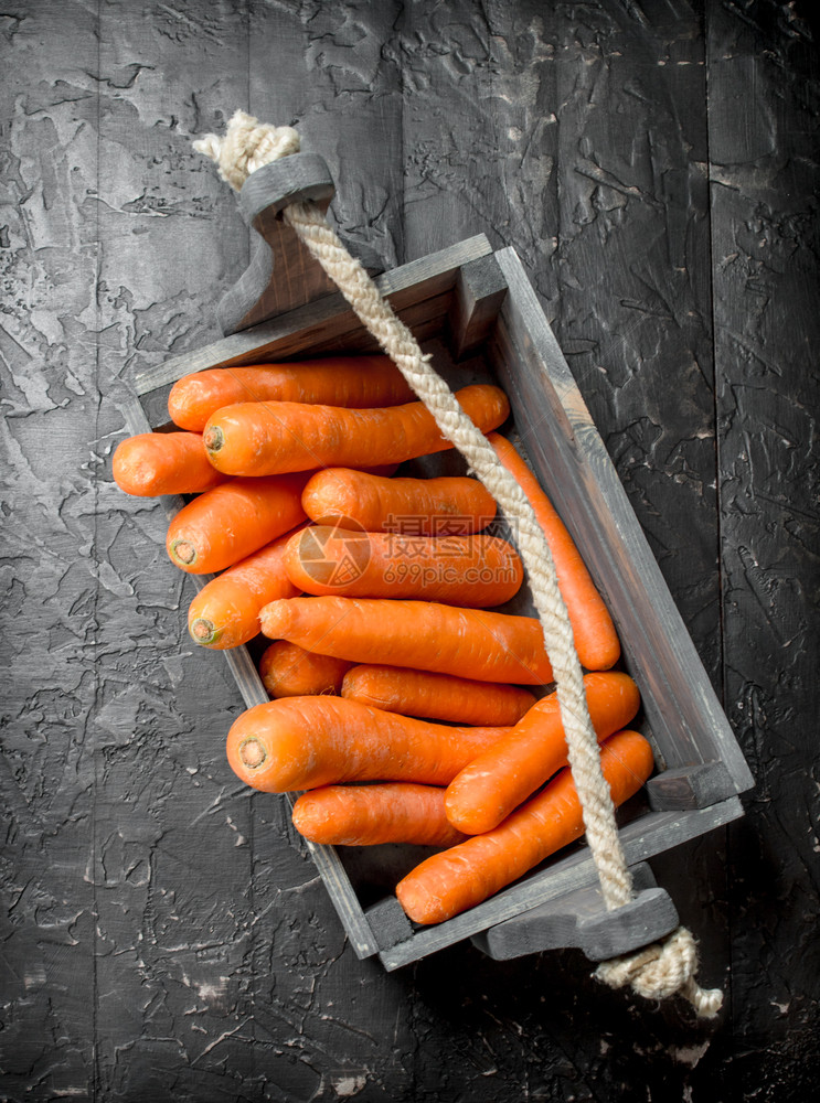 成熟的胡萝卜放在木箱里生锈背景图片