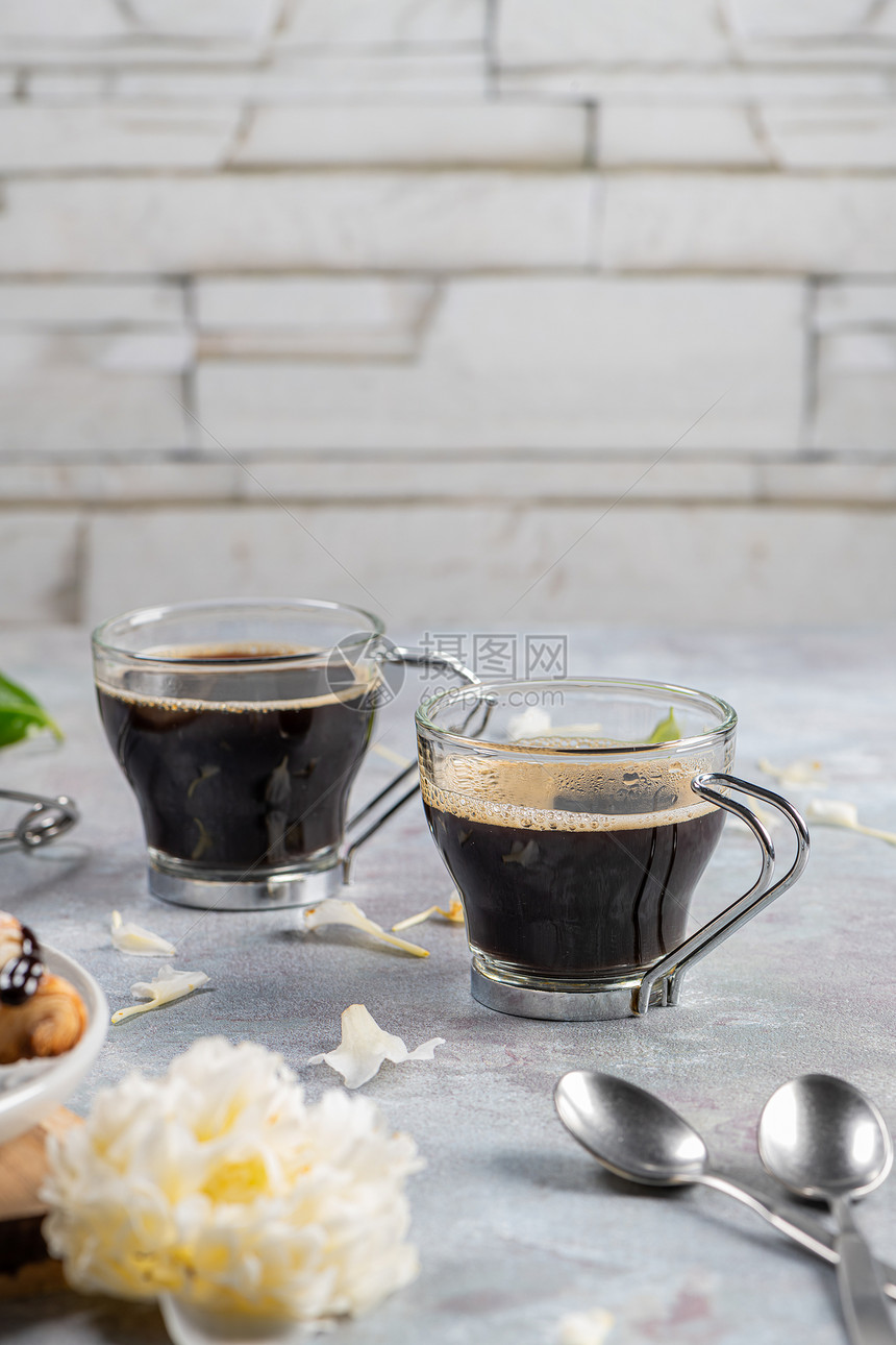 杯子里的热咖啡桌上浓早餐概念图片