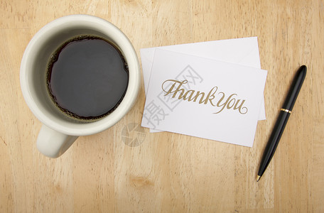 感谢纸币卡笔和咖啡杯放在木本上谢纸币卡笔和咖啡图片