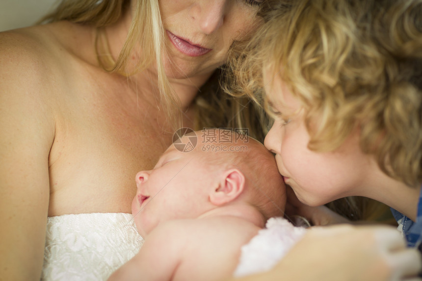 美丽的年轻母亲把新生的女婴当兄弟亲吻她的头图片
