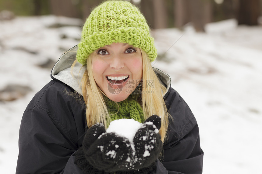 迷人的女在冬天雪里玩得开心图片