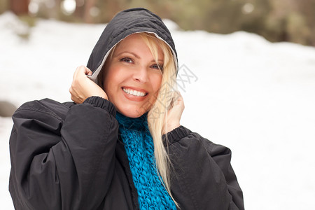 迷人的女在冬天雪里玩得开心图片