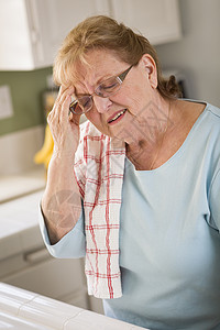 厨房水槽里最凶狠的成年老妇人头痛图片