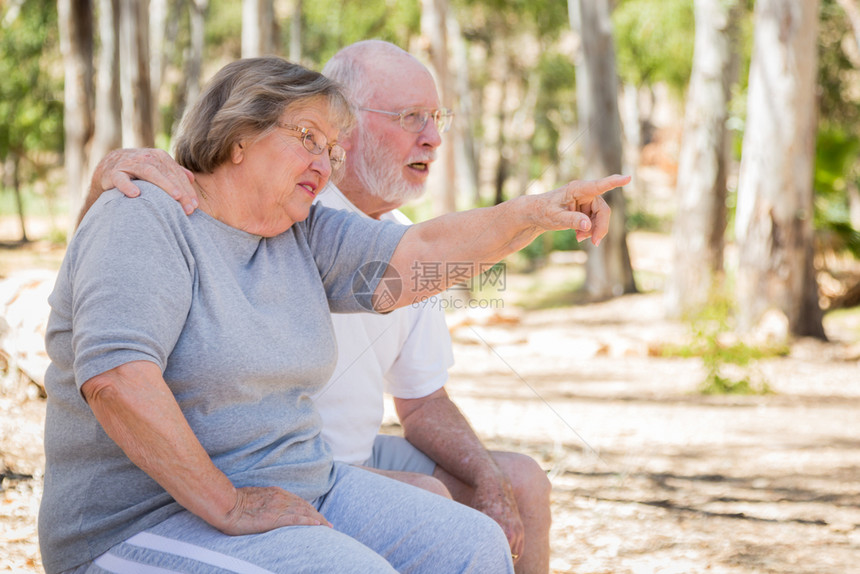 老年夫妇在公园享受户外活动图片