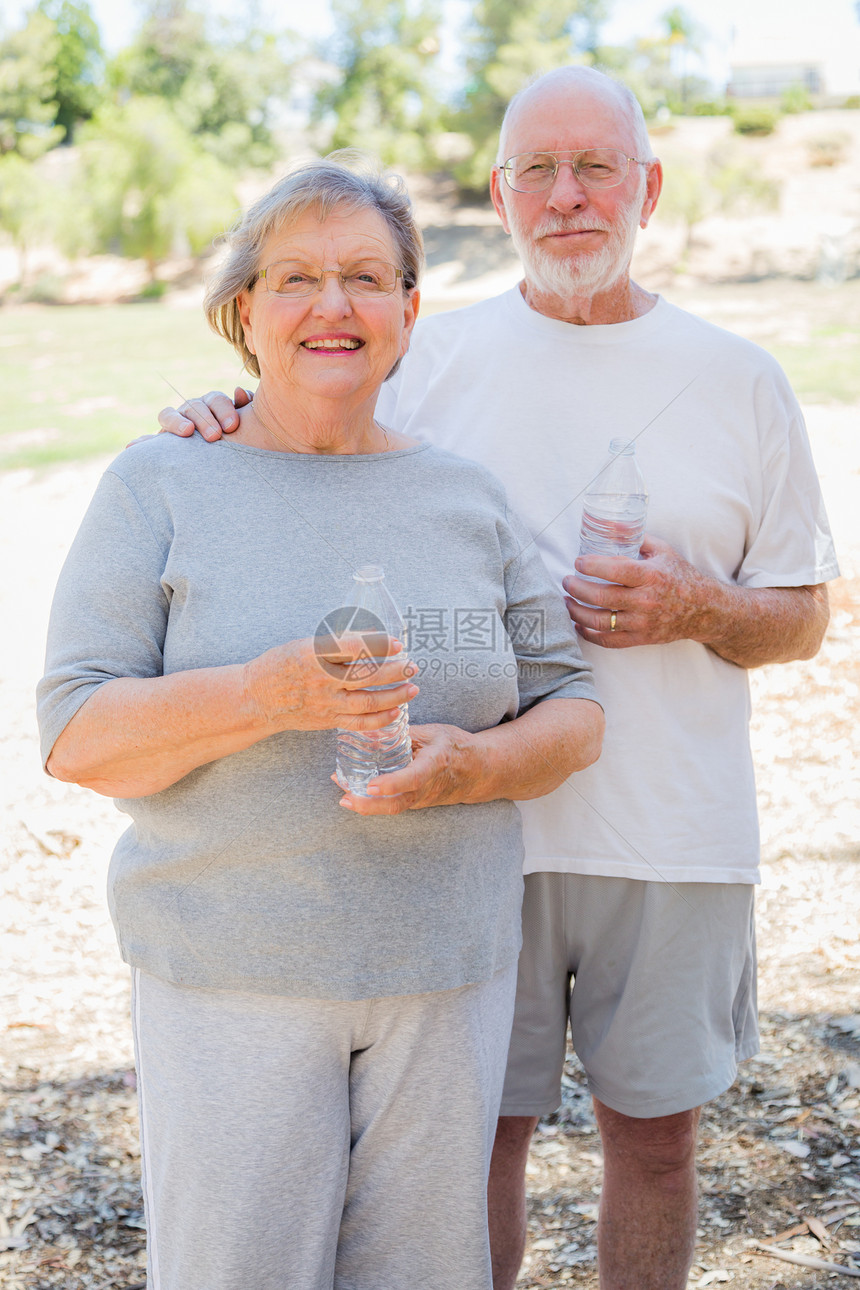 健康的老年夫妇户外有水瓶图片