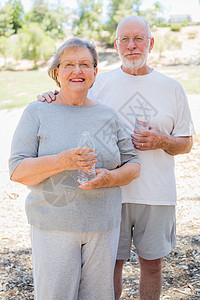 健康的老年夫妇户外有水瓶图片