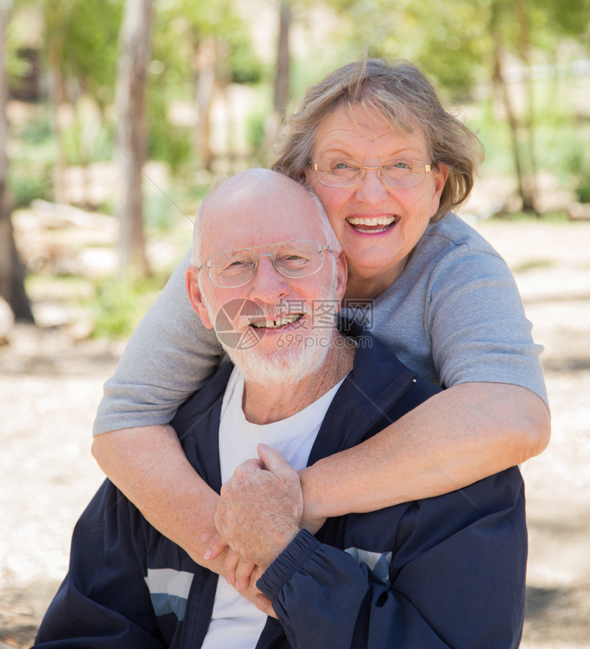 快乐的老夫妇肖像在公园户外图片