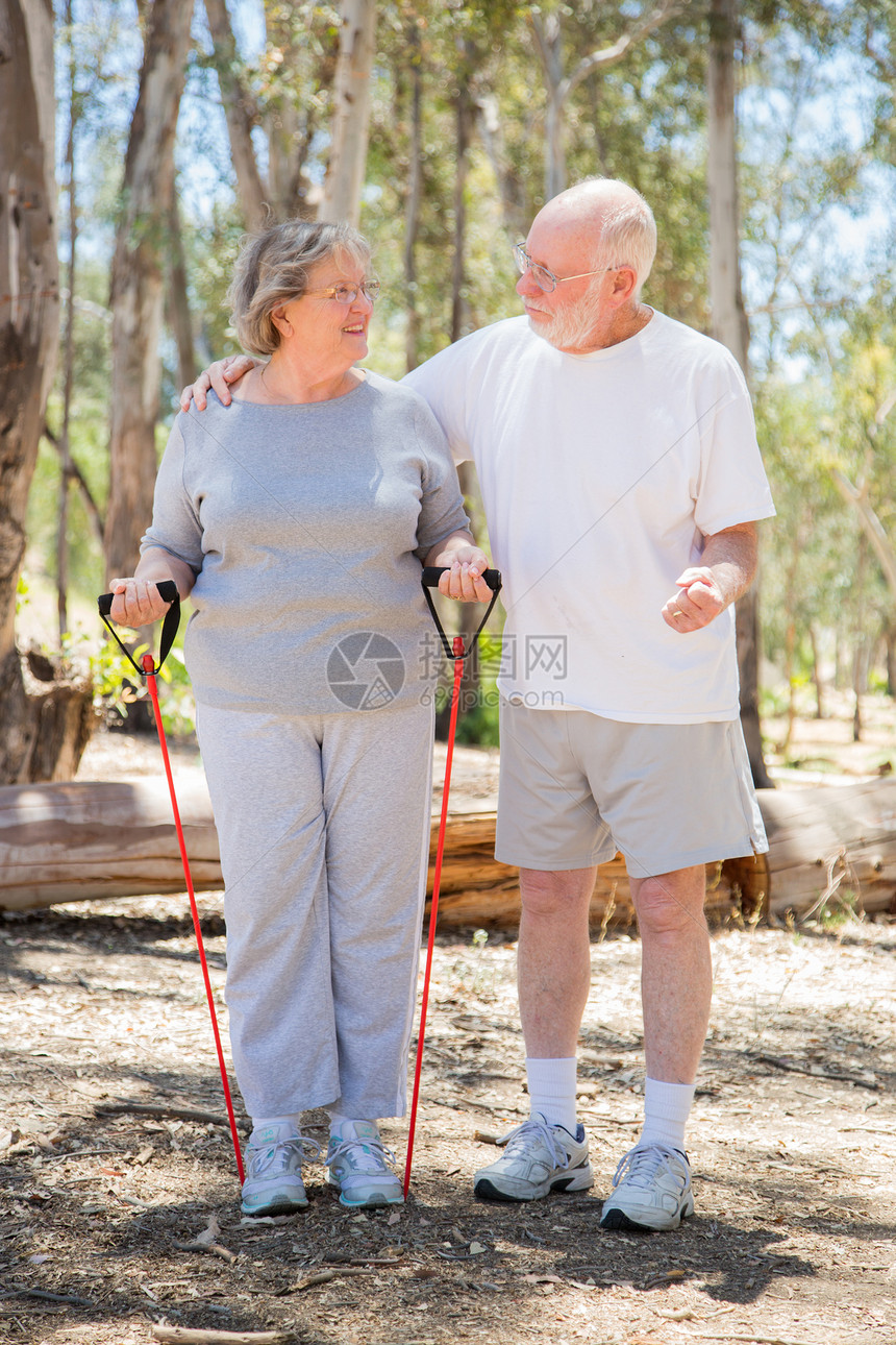 快乐的老年夫妇在外面一起锻炼图片