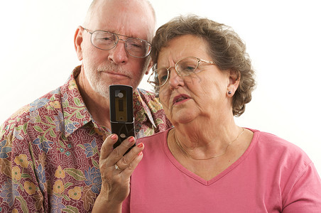 老年夫妇看手机屏幕图片