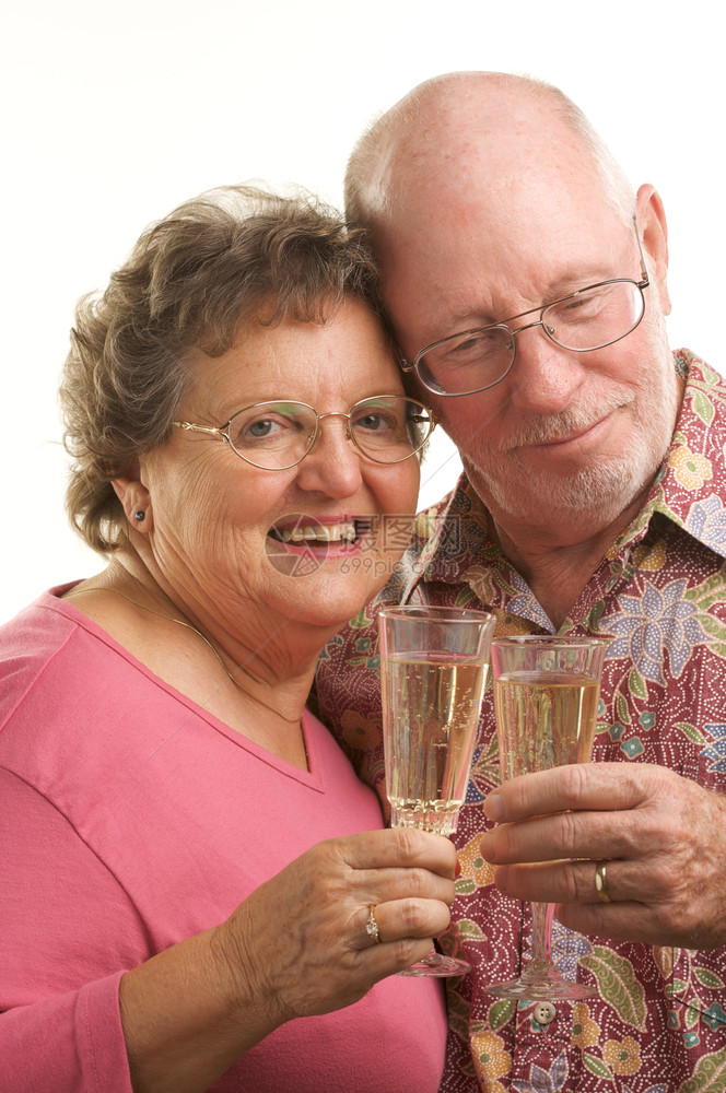快乐的老夫妇敬酒与香槟杯图片