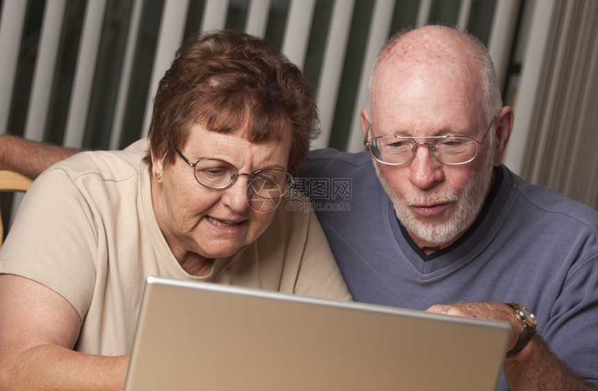 老年夫妇开心的玩笔记本电脑图片