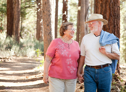爱的老年夫妇一起散步享受户外生活图片