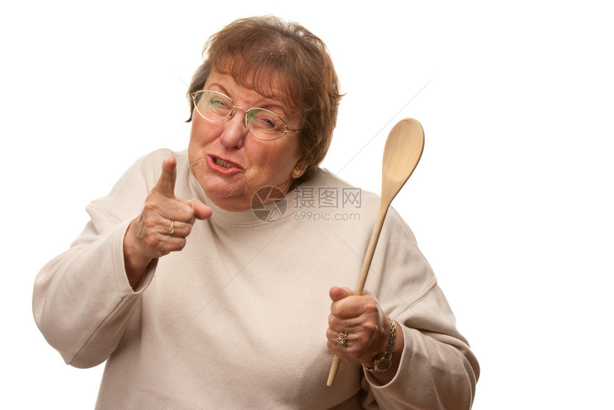 心烦的老女人用木勺孤立在白色背景图片