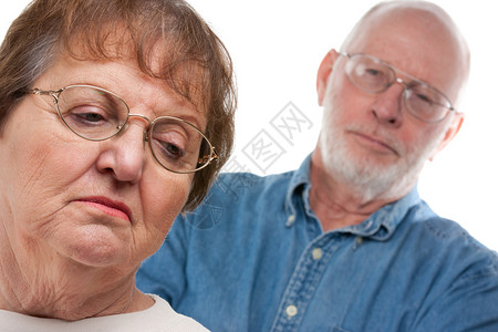 愤怒的老年夫妇在可怕的争吵中图片