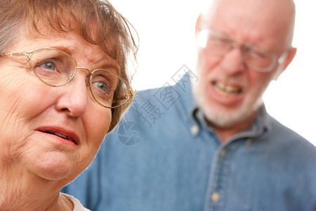 愤怒的老年夫妇在可怕的争吵中图片