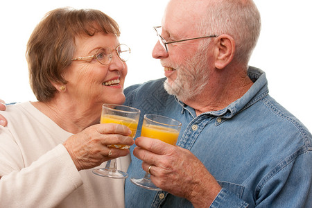 幸福的老年情侣喝橙汁干杯图片