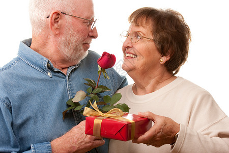 幸福的老年情侣互相送礼物背景图片