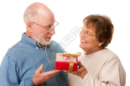 幸福的老年情侣互相送礼物图片